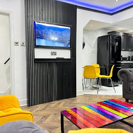 4 Bed 4 Bath House With Free Parking, 5 Mins To Lfc And 15 Mins To City Centre Liverpool Eksteriør billede