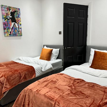 4 Bed 4 Bath House With Free Parking, 5 Mins To Lfc And 15 Mins To City Centre Liverpool Eksteriør billede