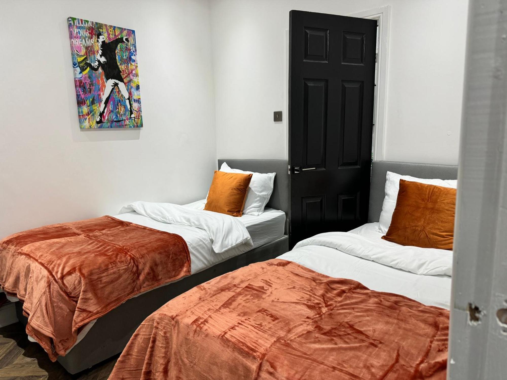 4 Bed 4 Bath House With Free Parking, 5 Mins To Lfc And 15 Mins To City Centre Liverpool Eksteriør billede